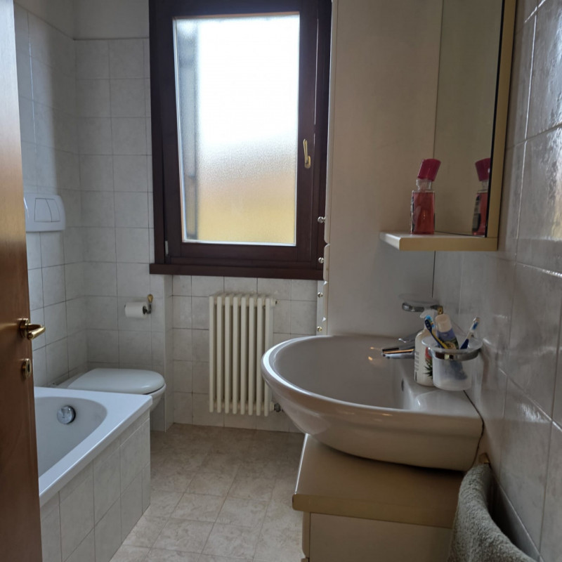 disponibile in piccolo contesto con ingresso per soli 3 appartamenti immobile duplex composto da:...