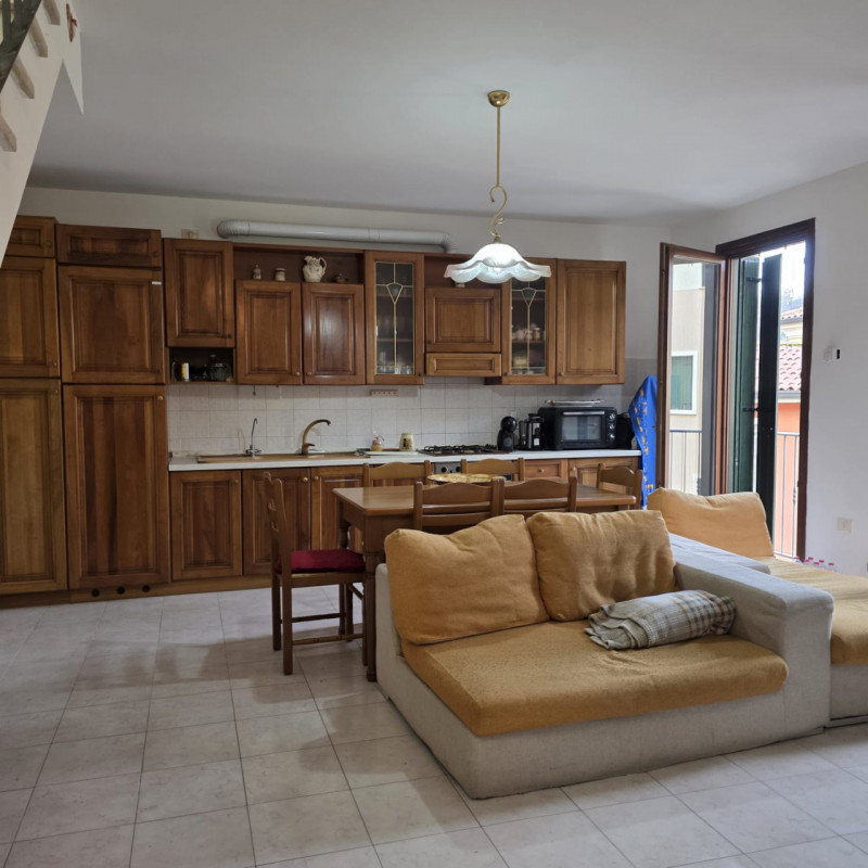 disponibile in piccolo contesto con ingresso per soli 3 appartamenti immobile duplex composto da:...