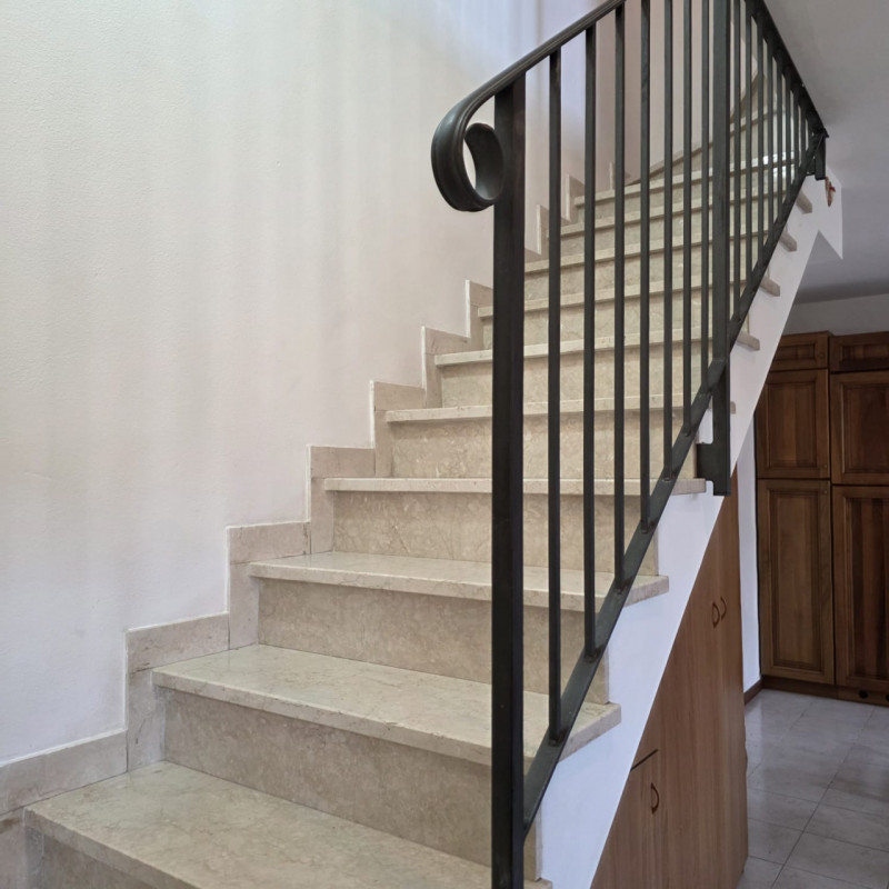 disponibile in piccolo contesto con ingresso per soli 3 appartamenti immobile duplex composto da:...