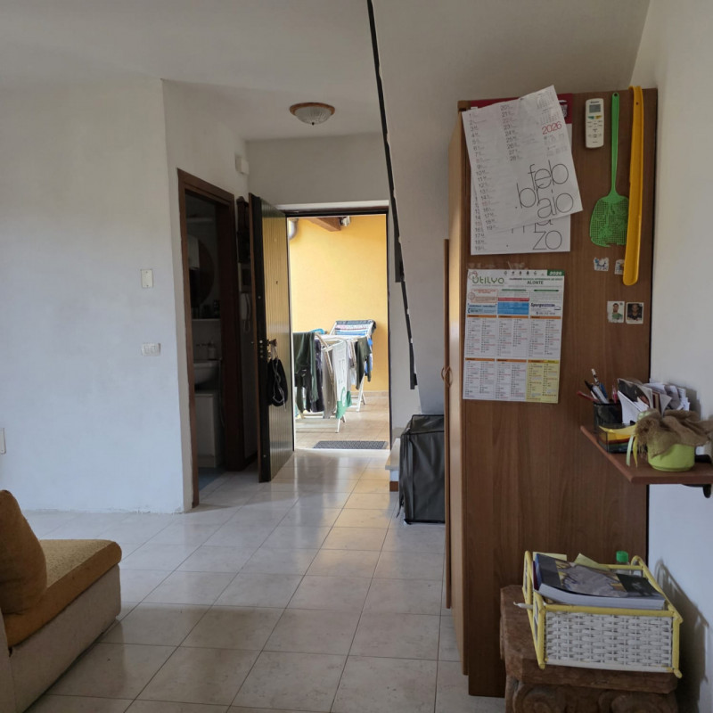 disponibile in piccolo contesto con ingresso per soli 3 appartamenti immobile duplex composto da:...