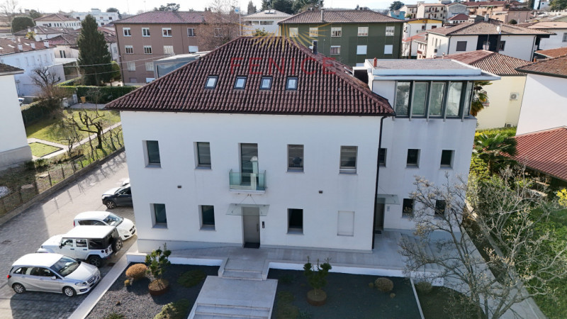 Nel cuore elegante di Castelfranco Veneto, lungo una delle vie più vive e dinamiche del centro, p...