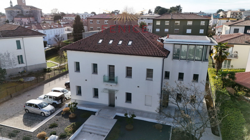 Nel cuore elegante di Castelfranco Veneto, lungo una delle vie più vive e dinamiche del centro, p...