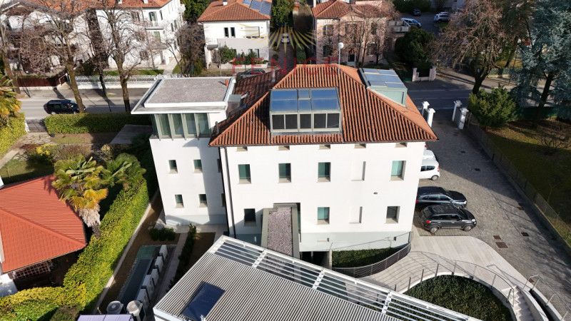 Nel cuore elegante di Castelfranco Veneto, lungo una delle vie più vive e dinamiche del centro, p...