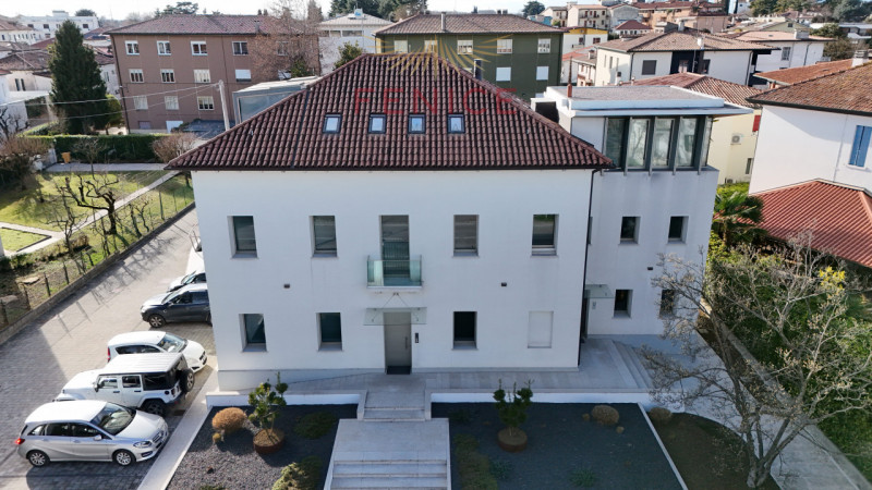 Nel cuore elegante di Castelfranco Veneto, lungo una delle vie più vive e dinamiche del centro, p...