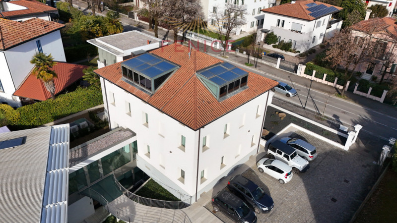 Nel cuore elegante di Castelfranco Veneto, lungo una delle vie più vive e dinamiche del centro, p...