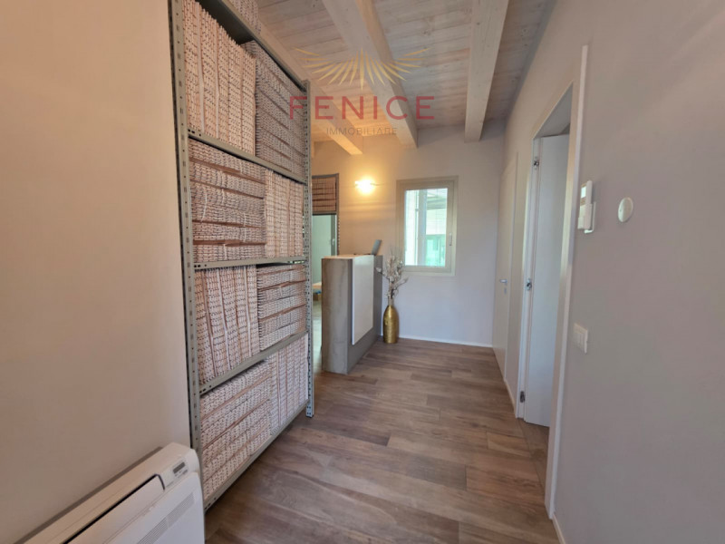 Nel cuore elegante di Castelfranco Veneto, lungo una delle vie più vive e dinamiche del centro, p...