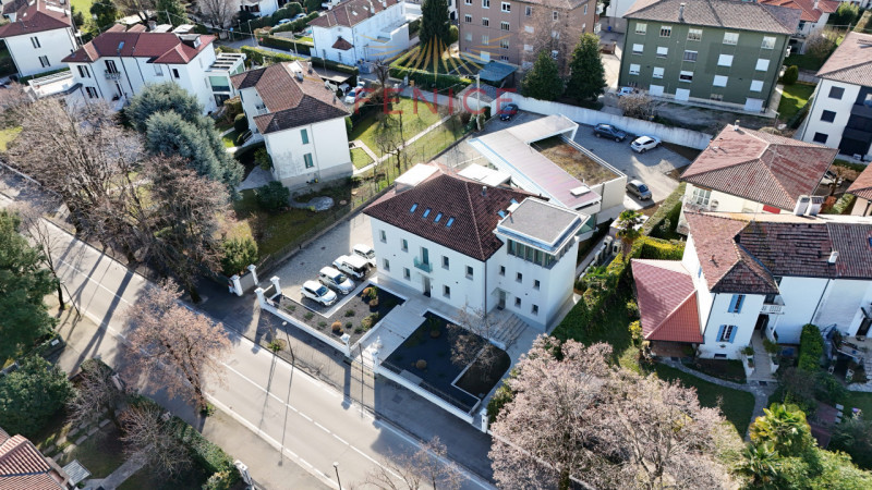 Nel cuore elegante di Castelfranco Veneto, lungo una delle vie più vive e dinamiche del centro, p...