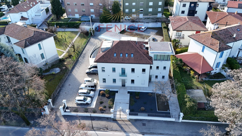 Nel cuore elegante di Castelfranco Veneto, lungo una delle vie più vive e dinamiche del centro, p...