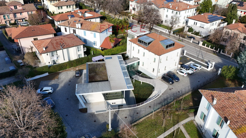 Nel cuore elegante di Castelfranco Veneto, lungo una delle vie più vive e dinamiche del centro, p...