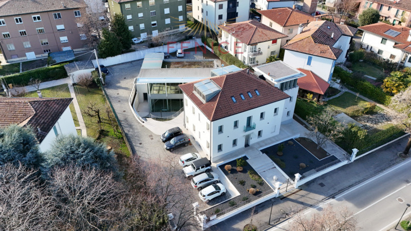 Nel cuore elegante di Castelfranco Veneto, lungo una delle vie più vive e dinamiche del centro, p...