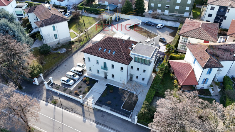 Nel cuore elegante di Castelfranco Veneto, lungo una delle vie più vive e dinamiche del centro, p...