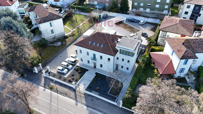 Nel cuore elegante di Castelfranco Veneto, lungo una delle vie più vive e dinamiche del centro, p...