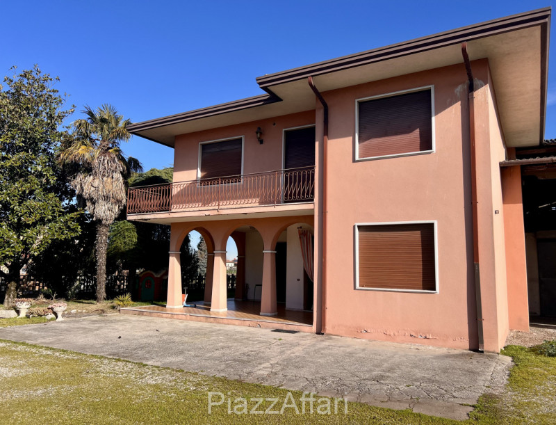 Abitazione singola di mq 250 con cortile di circa 1000 mq, disposta su 2 livelli (anche frazionab...