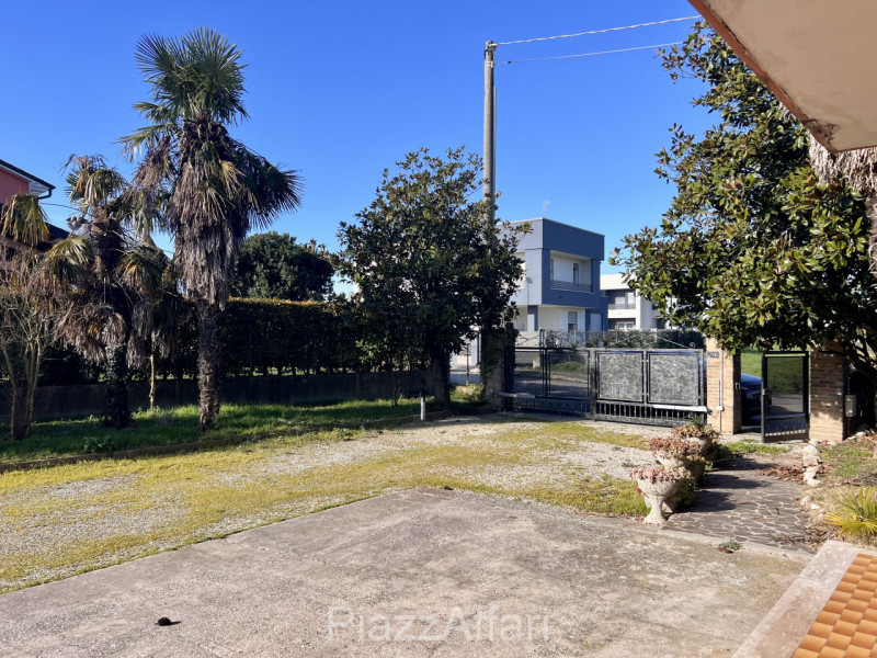 Abitazione singola di mq 250 con cortile di circa 1000 mq, disposta su 2 livelli (anche frazionab...