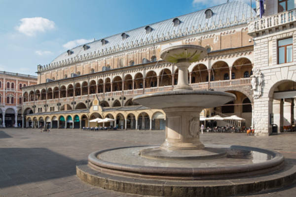 Scopri questo splendido appartamento di 160 mq situato nel cuore della storica zona delle Piazze ...
