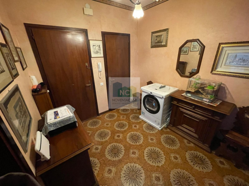 Appartamento situato al primo piano di una palazzina anni 70 a Noventa Padovana, comoda a tutti i...