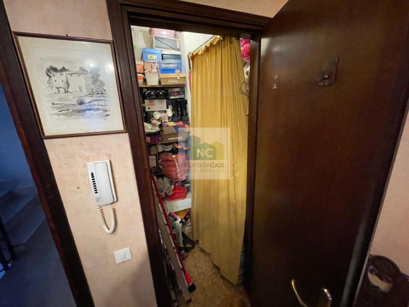 Appartamento situato al primo piano di una palazzina anni 70 a Noventa Padovana, comoda a tutti i...