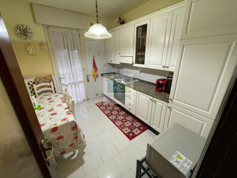 Appartamento situato al primo piano di una palazzina anni 70 a Noventa Padovana, comoda a tutti i...