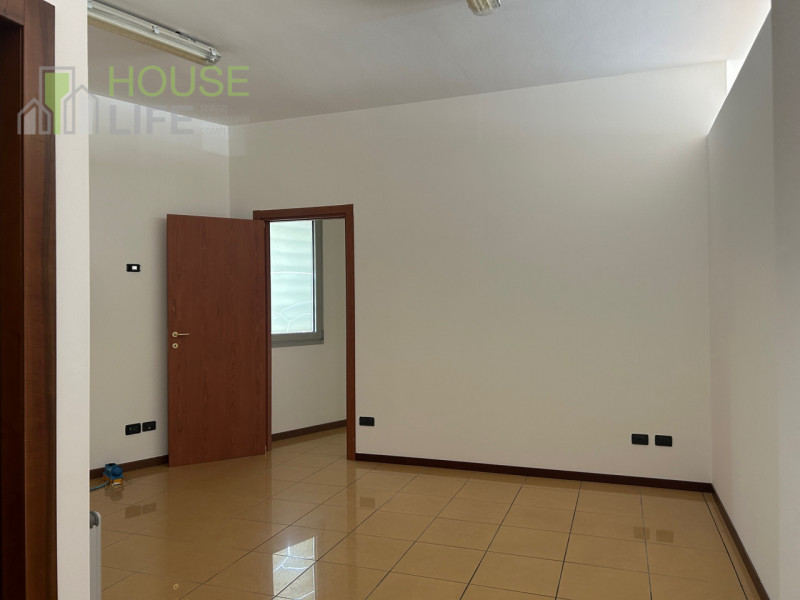 SCHIO: Zona SS.TRINITA' NEGOZIO-UFFICIO vetrinato di 158 mq con servizi. Parcheggio privato e pub...