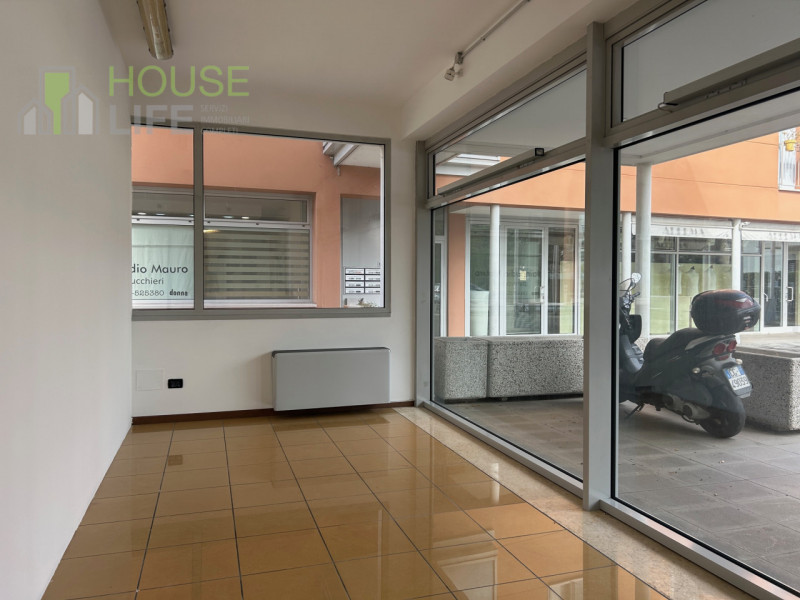 SCHIO: Zona SS.TRINITA' NEGOZIO-UFFICIO vetrinato di 158 mq con servizi. Parcheggio privato e pub...