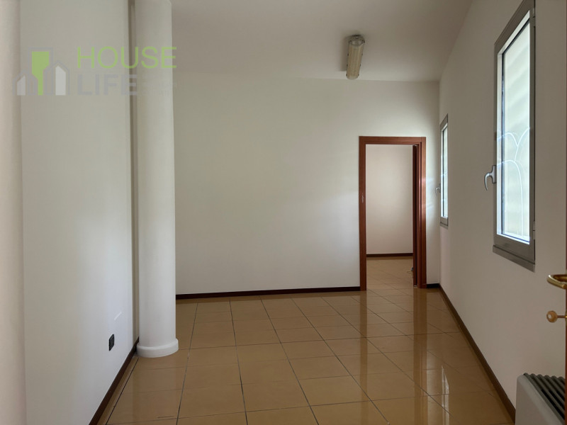 SCHIO: Zona SS.TRINITA' NEGOZIO-UFFICIO vetrinato di 158 mq con servizi. Parcheggio privato e pub...