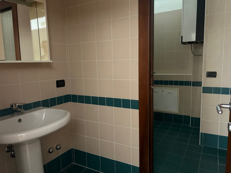 SCHIO: Zona SS.TRINITA' NEGOZIO-UFFICIO vetrinato di 158 mq con servizi. Parcheggio privato e pub...