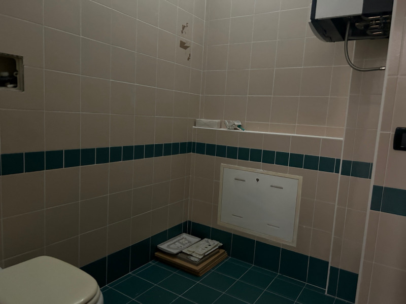 SCHIO: Zona SS.TRINITA' NEGOZIO-UFFICIO vetrinato di 158 mq con servizi. Parcheggio privato e pub...