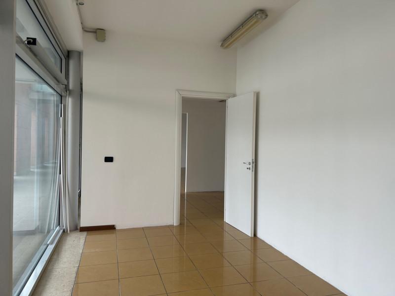 SCHIO: Zona SS.TRINITA' NEGOZIO-UFFICIO vetrinato di 158 mq con servizi. Parcheggio privato e pub...