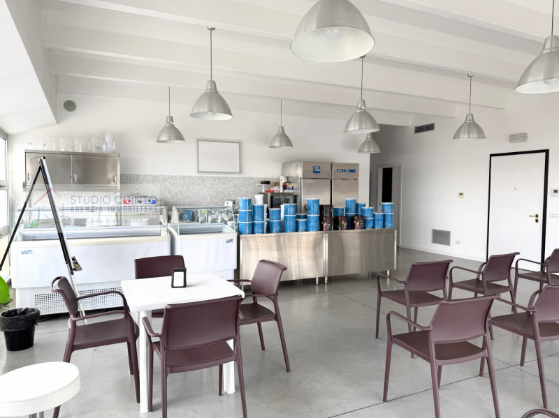 In zona industriale, proponiamo in vendita locale direzionale al primo piano di circa 95 mq, cara...