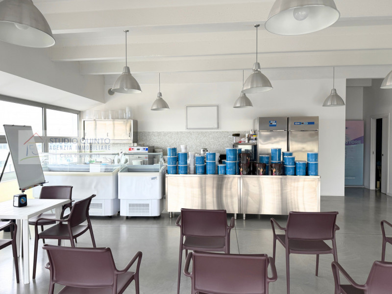 In zona industriale, proponiamo in vendita locale direzionale al primo piano di circa 95 mq, cara...