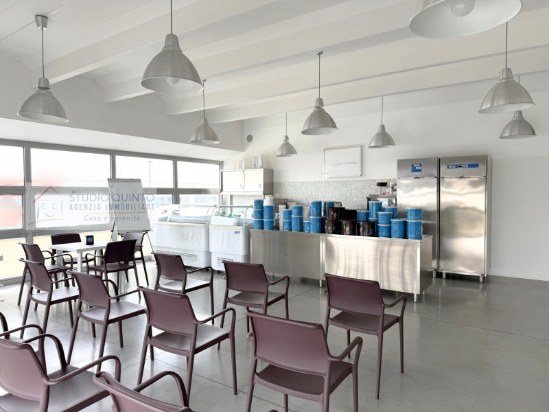 In zona industriale, proponiamo in vendita locale direzionale al primo piano di circa 95 mq, cara...