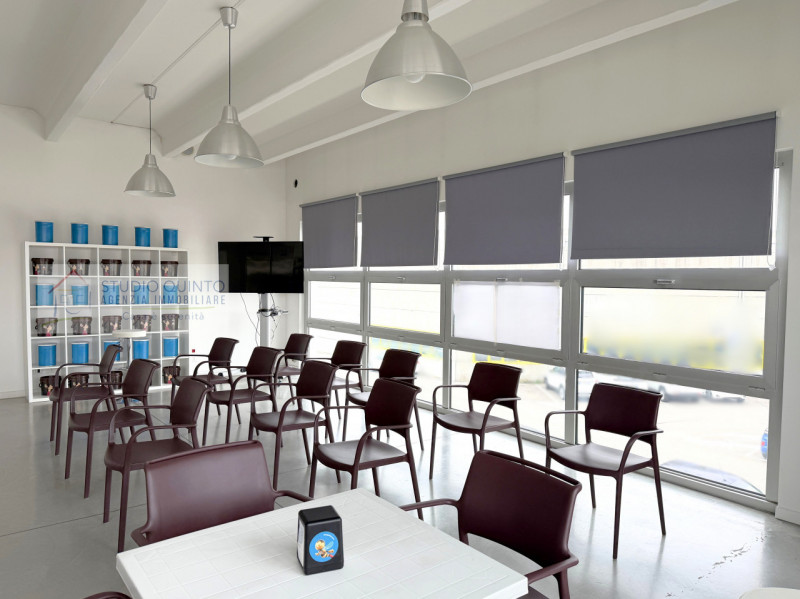 In zona industriale, proponiamo in vendita locale direzionale al primo piano di circa 95 mq, cara...