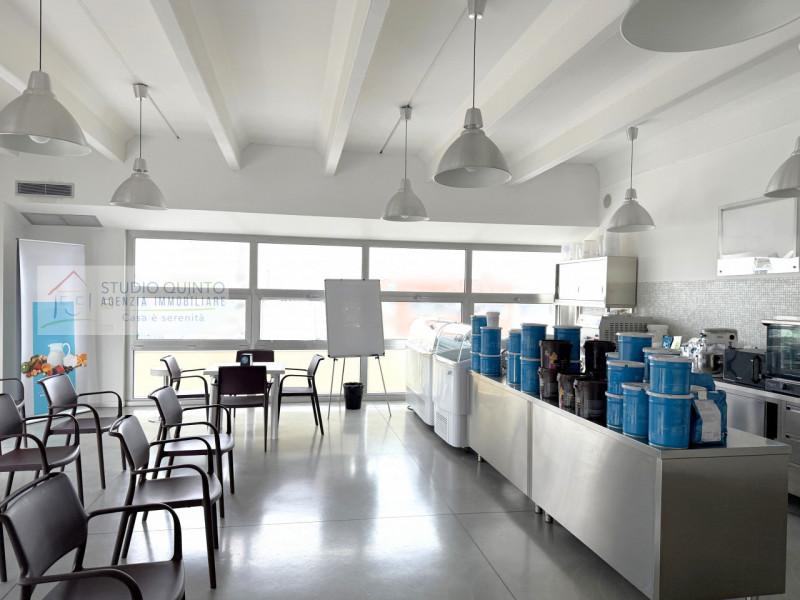 In zona industriale, proponiamo in vendita locale direzionale al primo piano di circa 95 mq, cara...