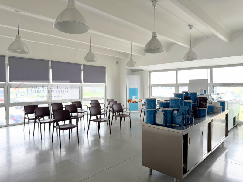 In zona industriale, proponiamo in vendita locale direzionale al primo piano di circa 95 mq, cara...