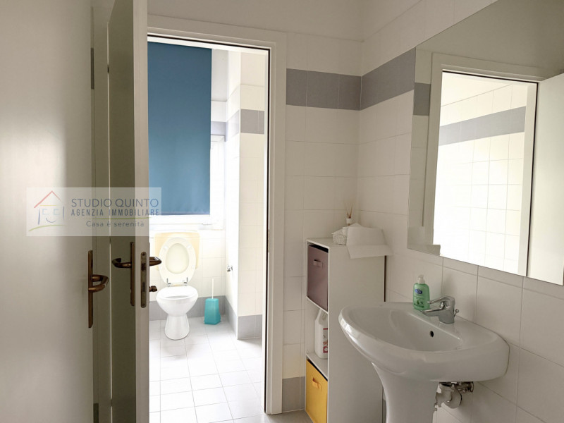 In zona industriale, proponiamo in vendita locale direzionale al primo piano di circa 95 mq, cara...