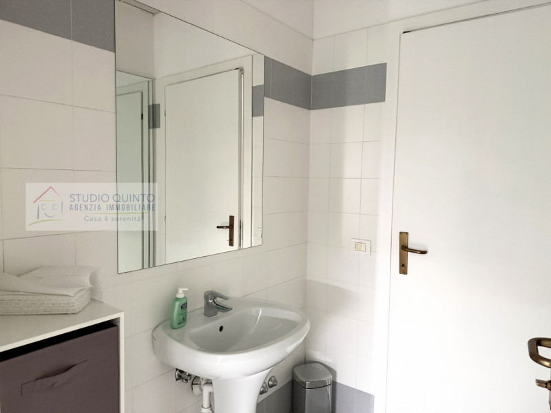 In zona industriale, proponiamo in vendita locale direzionale al primo piano di circa 95 mq, cara...