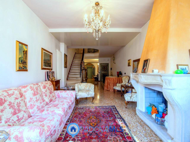 Immobile in esclusiva al Gruppo Padova MLS

Elegante palazzetto terra-cielo completamente ristrut...