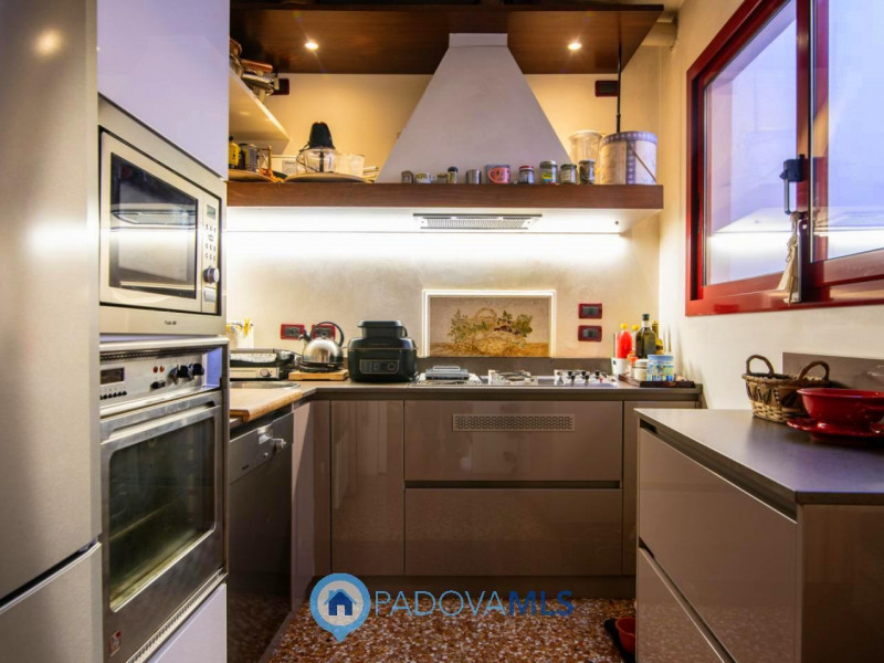 Immobile in esclusiva al Gruppo Padova MLS

Elegante palazzetto terra-cielo completamente ristrut...