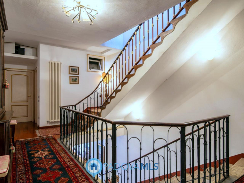 Immobile in esclusiva al Gruppo Padova MLS

Elegante palazzetto terra-cielo completamente ristrut...