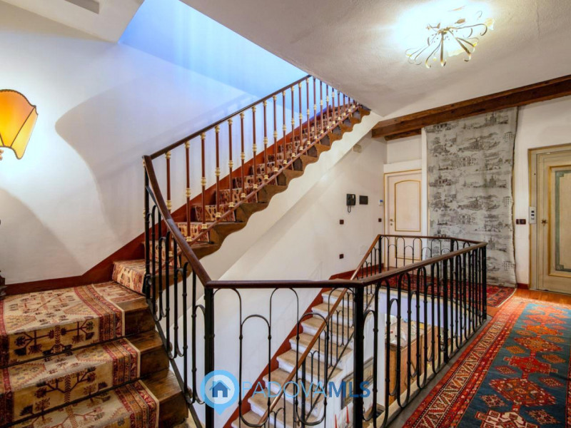 Immobile in esclusiva al Gruppo Padova MLS

Elegante palazzetto terra-cielo completamente ristrut...