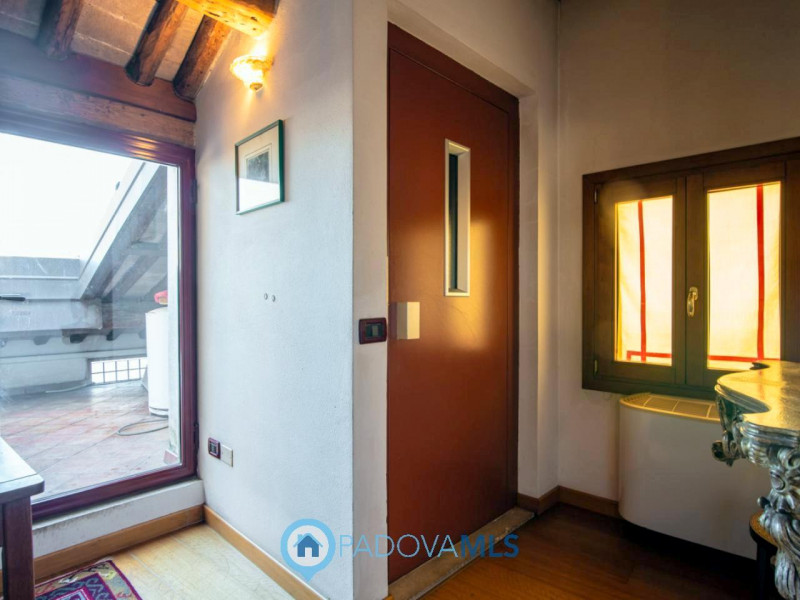 Immobile in esclusiva al Gruppo Padova MLS

Elegante palazzetto terra-cielo completamente ristrut...