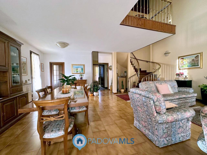 Immobile in esclusiva al Gruppo Padova MLS

In centro paese, comoda a tutti i servizi, proponiamo...