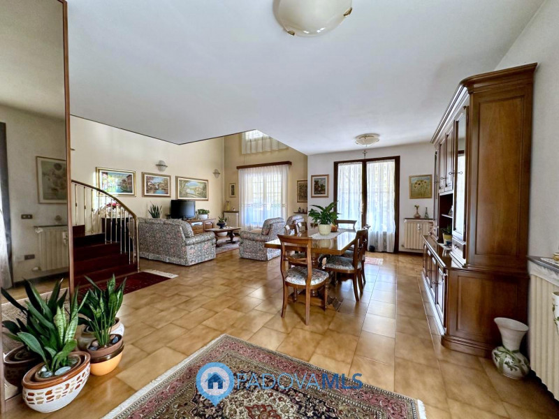 Immobile in esclusiva al Gruppo Padova MLS

In centro paese, comoda a tutti i servizi, proponiamo...