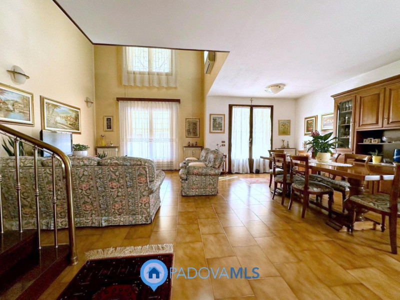 Immobile in esclusiva al Gruppo Padova MLS

In centro paese, comoda a tutti i servizi, proponiamo...