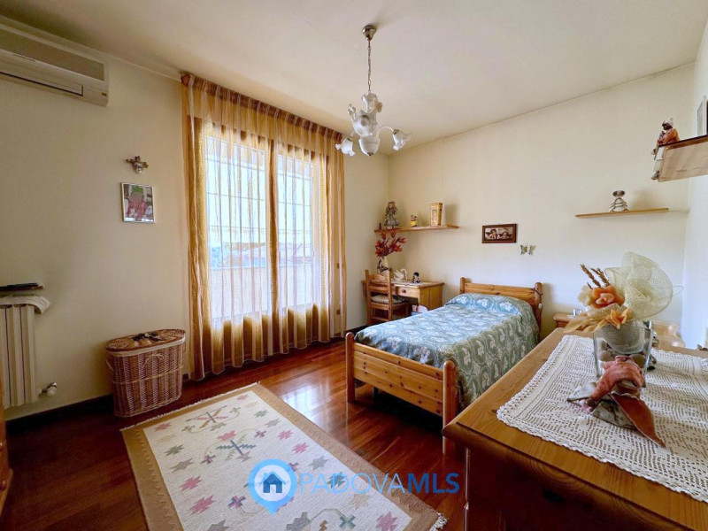 Immobile in esclusiva al Gruppo Padova MLS

In centro paese, comoda a tutti i servizi, proponiamo...