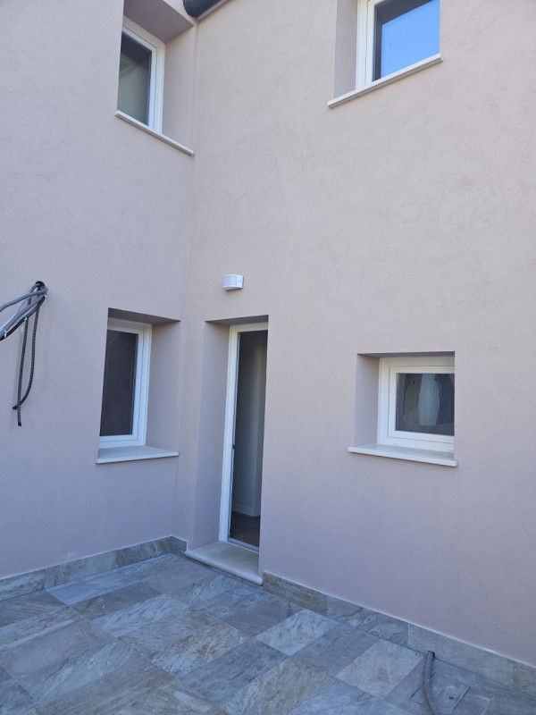 Si propone a due passi dalla Piazza di Este, porzione di casa completamente indipendente.
Si acce...