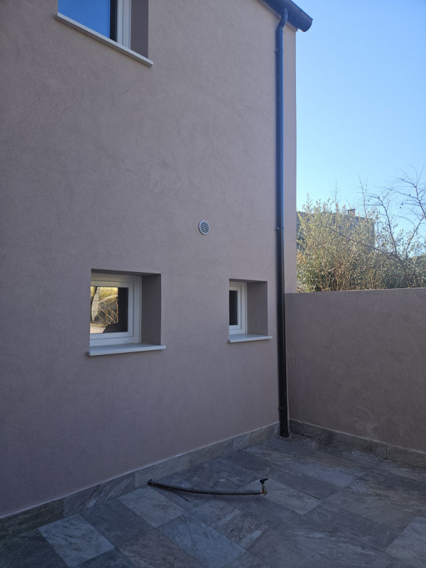 Si propone a due passi dalla Piazza di Este, porzione di casa completamente indipendente.
Si acce...