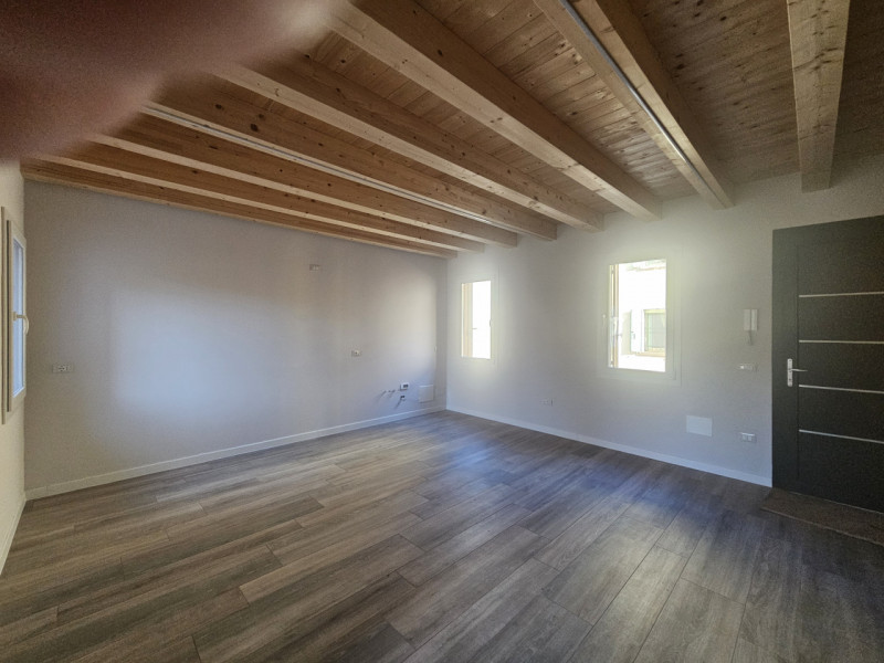 Si propone a due passi dalla Piazza di Este, porzione di casa completamente indipendente.
Si acce...