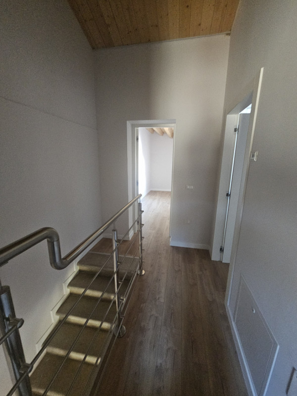 Si propone a due passi dalla Piazza di Este, porzione di casa completamente indipendente.
Si acce...