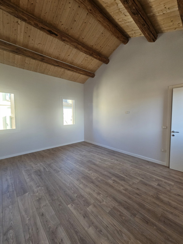 Si propone a due passi dalla Piazza di Este, porzione di casa completamente indipendente.
Si acce...